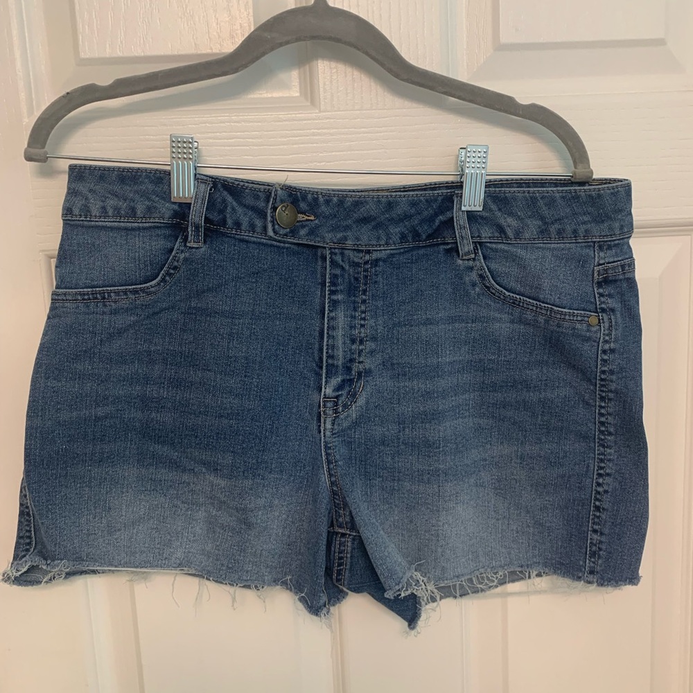 d. jeans Blue Mid-Length Jean Shorts with Raw Hem